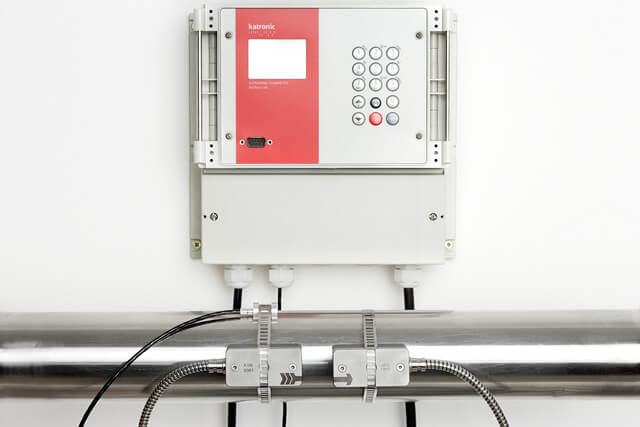 Stationärer Durchflussmesser KATflow 150 mit Pt 100-Temperatursensor